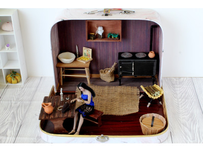 Travel dollhouse old
